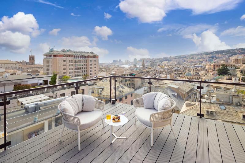 King Junior Suite with City View image 3