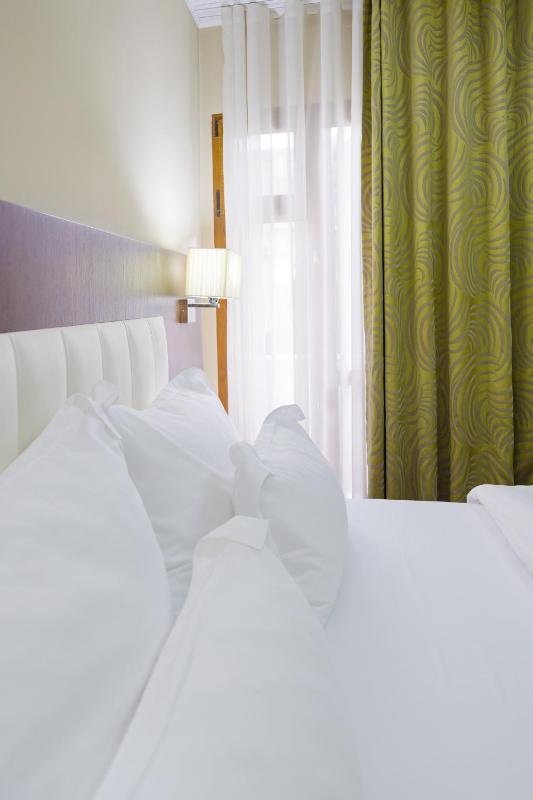 Deluxe Room (2 Adults + 1 Child) image 4