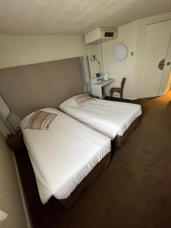 One Double Bed  2 Single Beds - Room Next Generation image 1