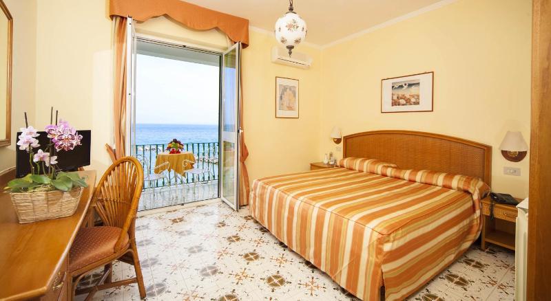 Double or Twin Room with Sea View image 3