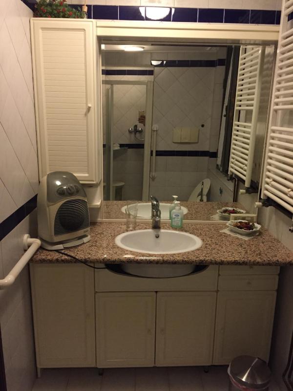 Basic Triple Room with Private External Bathroom image 3