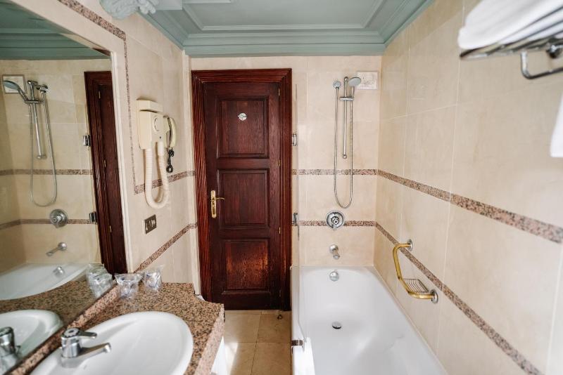 Double Room image 3