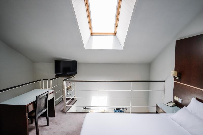 Duplex Twin Room with Living Room  image 4