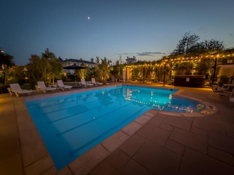 Riviera Lodge Hotel - image 3
