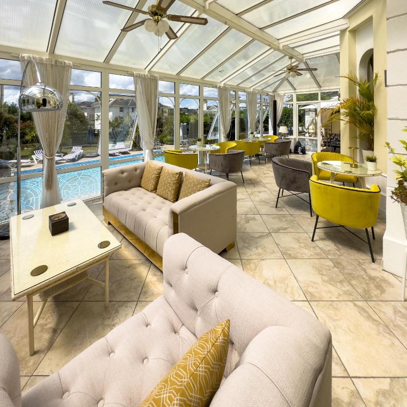Riviera Lodge Hotel - image 2