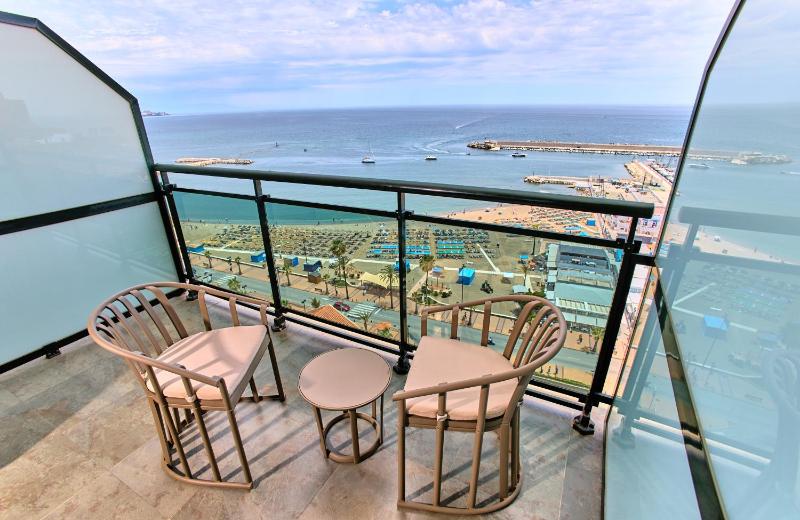 Deluxe Triple Room Sea View  image 3