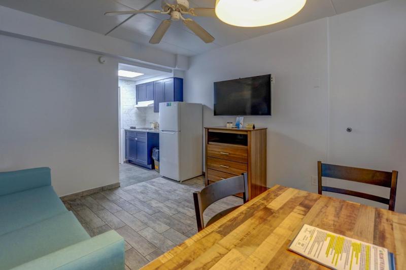 Efficiency Suite with One Full, One Twin Bed with Kitchenette Smoke Free image 4
