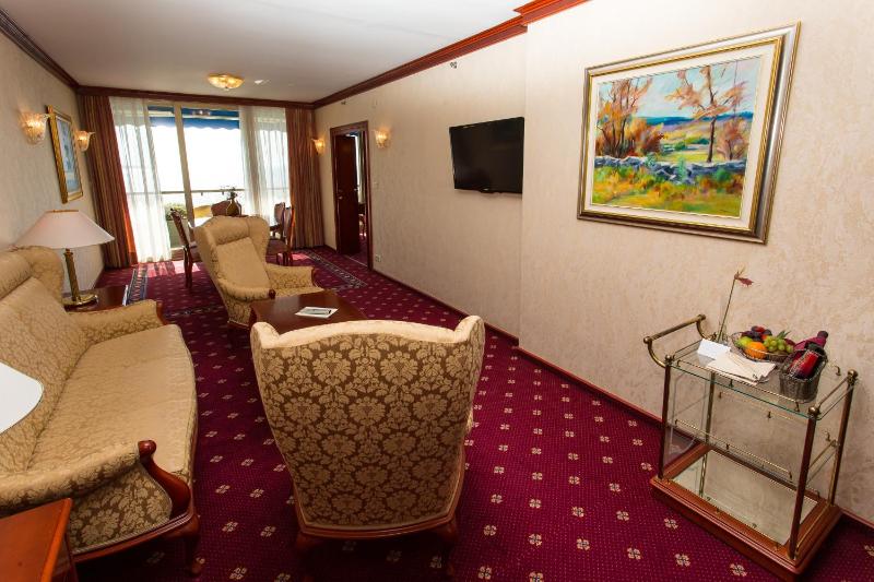 Executive Suite with Balcony and Sea View image 1