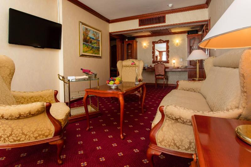 Executive Suite with Balcony and Sea View image 3