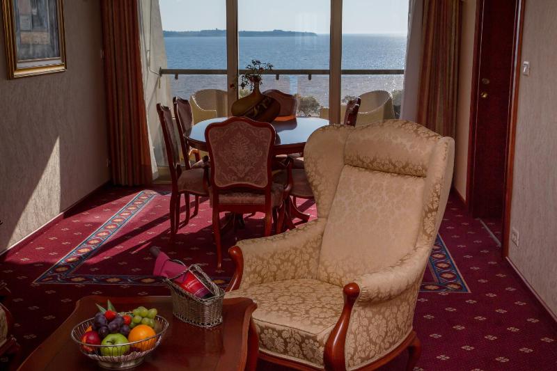 Executive Suite with Balcony and Sea View image 4