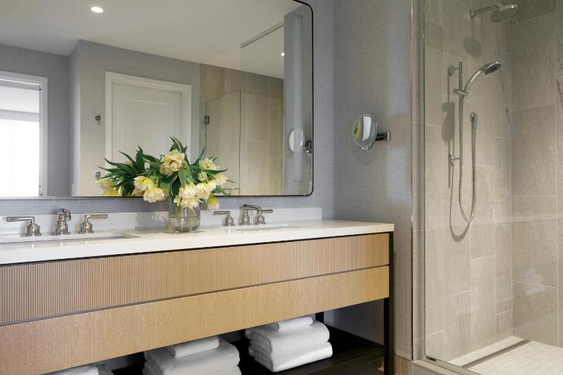 One-Bedroom Suite with Dining Area and Terrace image 2