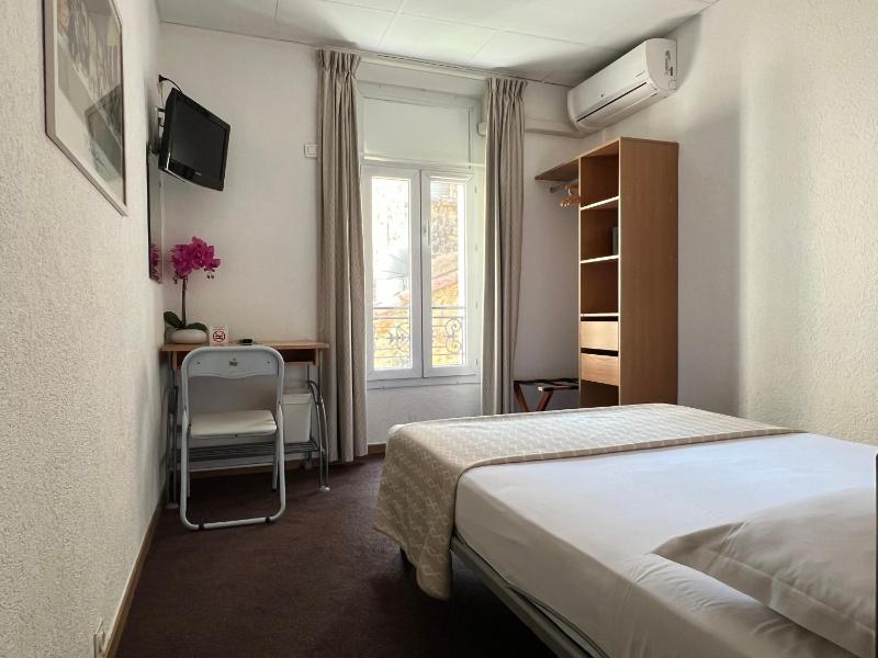 Standard Double Room image 4