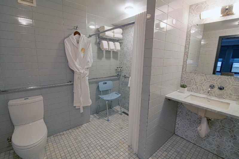 Accessible Queen Guest Room image 4
