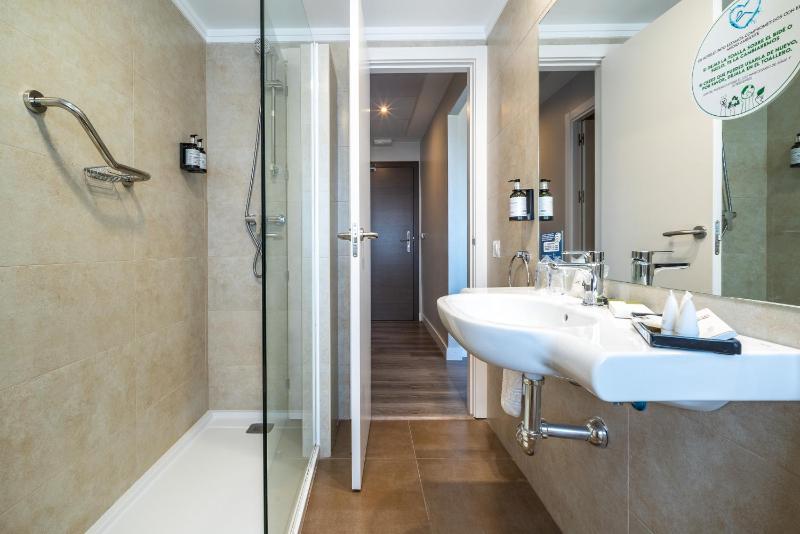 Quadruple Room image 2