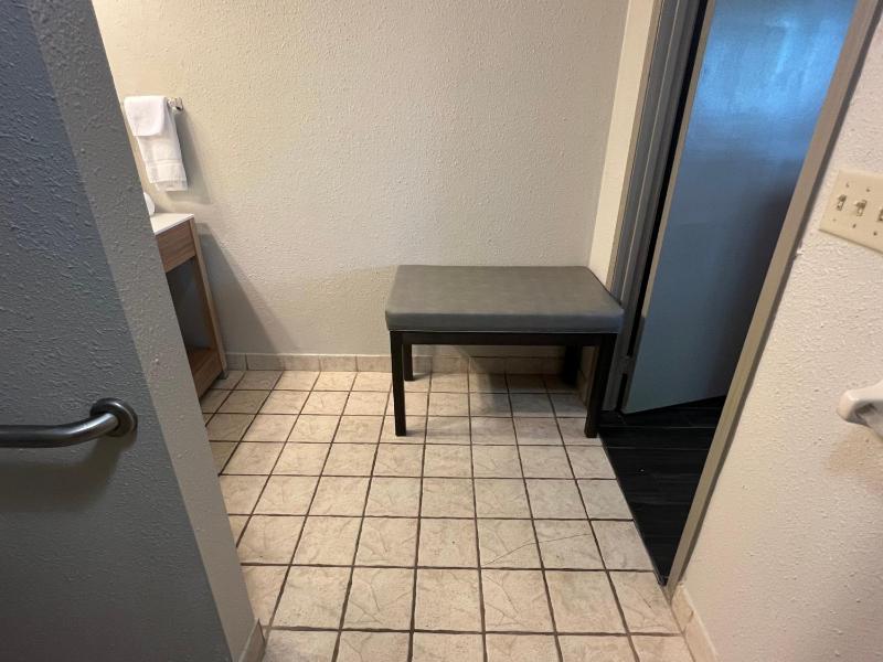 King Room - Disability Access - Non-Smoking image 3