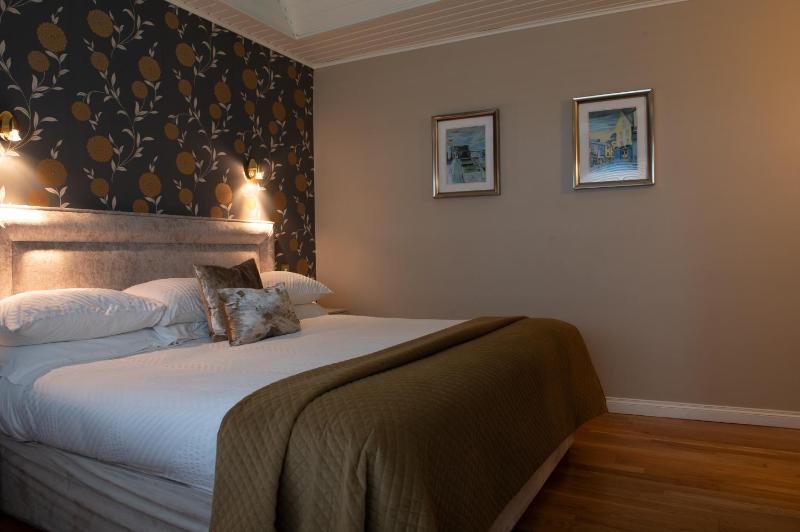 Deluxe Double Room with Bath image 2