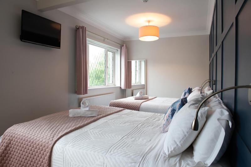 Comfort Triple Room with Shower image 2