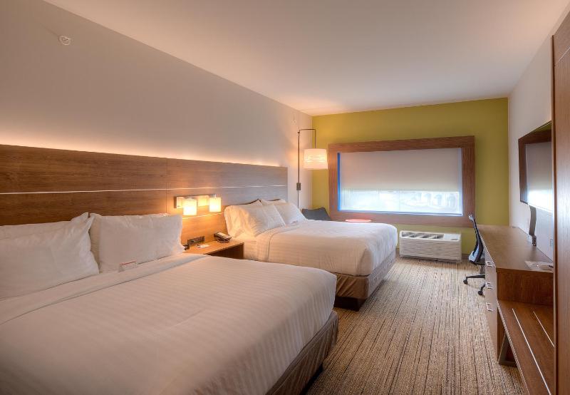 Standard Queen Room with Two Queen Beds image 4