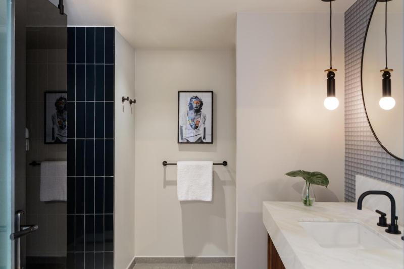 Premium King Room with City View image 3