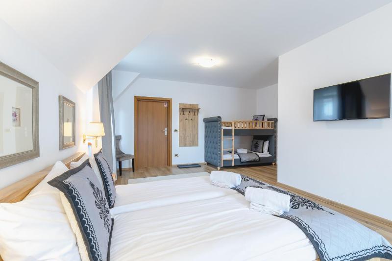 Quadruple Room with Balcony image 4