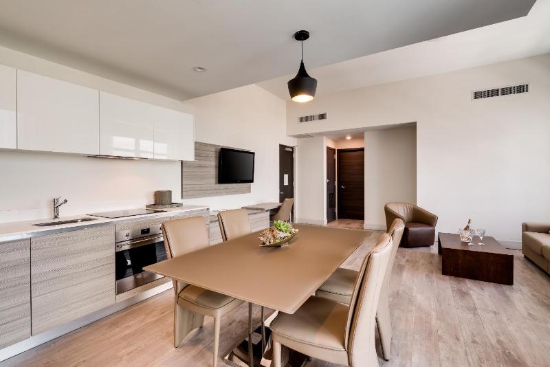 One Bedroom Suite Queen with Water View image 3