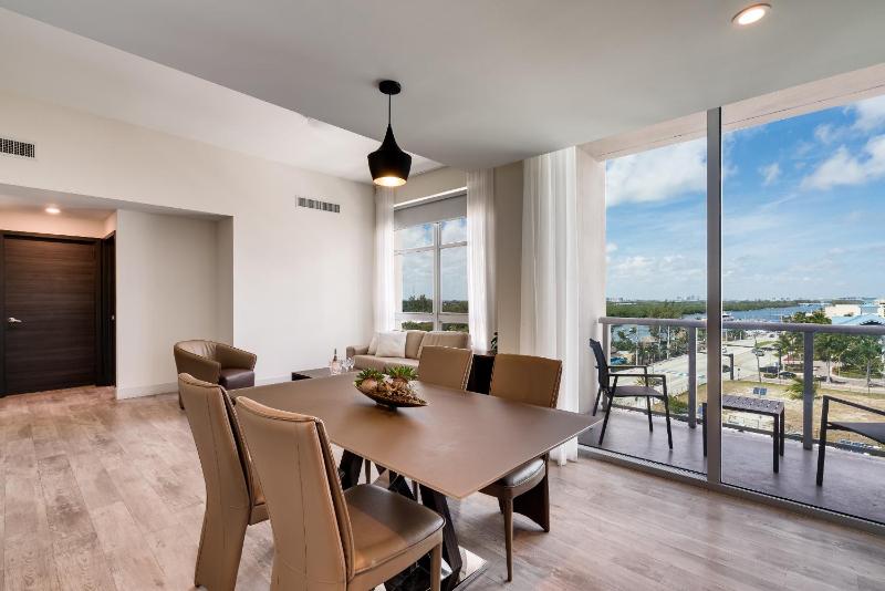 One Bedroom Suite Queen with Water View image 2