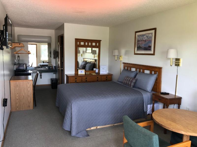 Single Room with Private Bathroom image 4