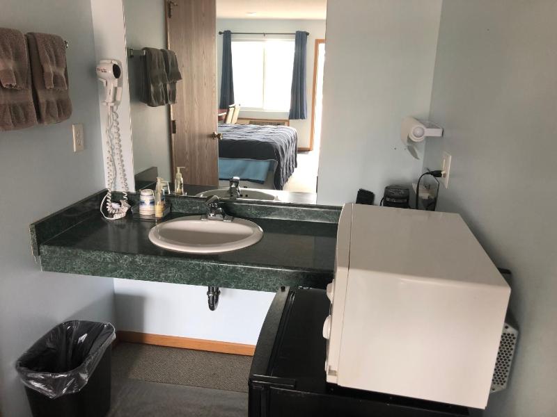 Single Room with Bath image 4