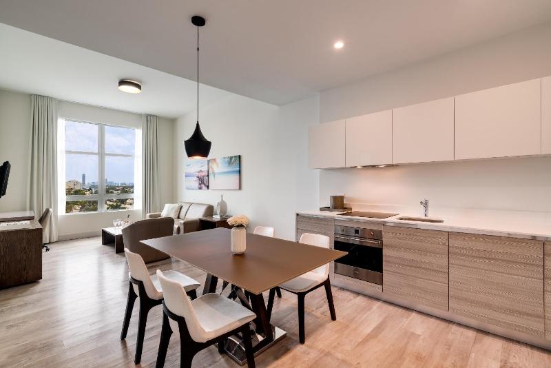 One Bedroom Suite King with Water View image 2