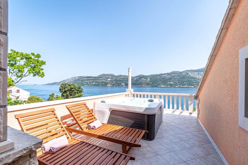 Three-Bedroom Apartment with Terrace and Sea View image 4