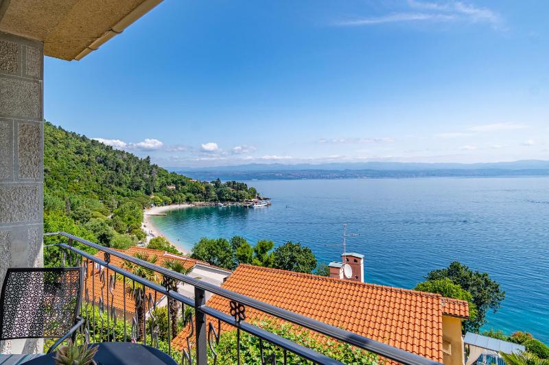 One-Bedroom Apartment with Terrace and Sea View image 3
