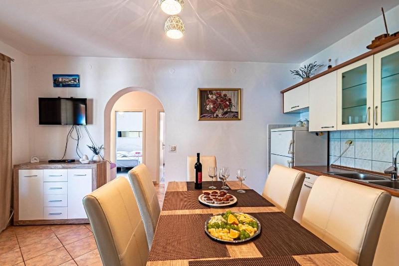 Two-Bedroom Apartment with Terrace and Sea View image 4