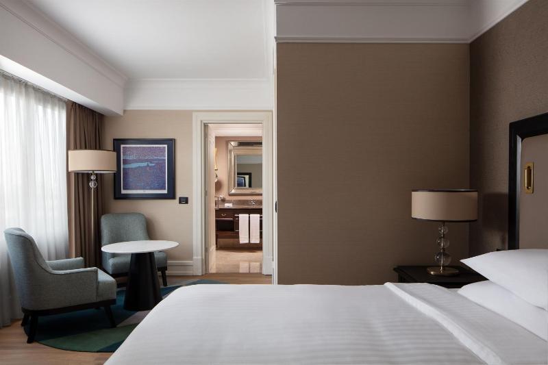 Deluxe King Room with City View image 3