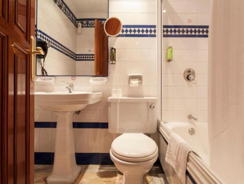 Twin Room with Bathroom image 1