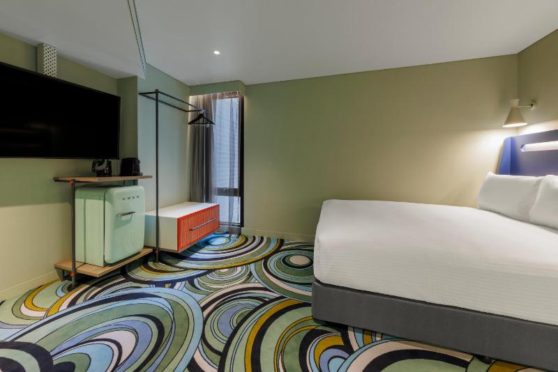 Adge Accessible Queen Room image 3