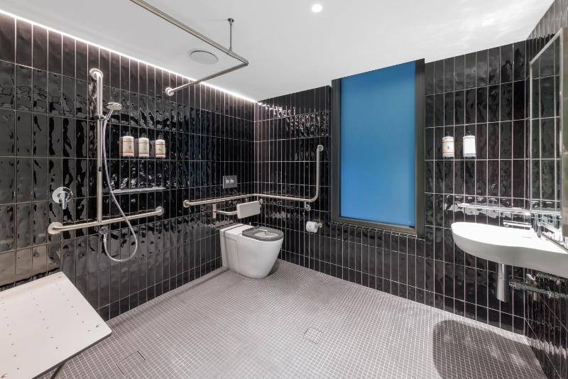 Adge Accessible Queen Room image 4