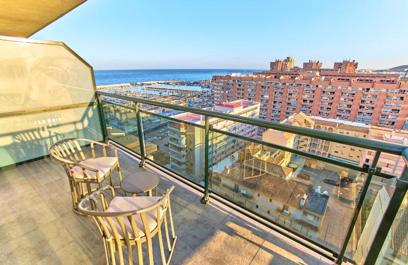 Superior Quadruple Room with Lateral Sea View  image 1