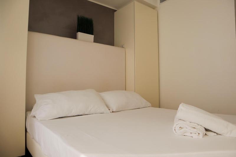 Deluxe Single Room with Balcony image 1