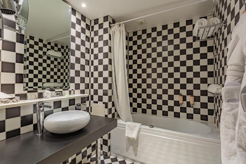 Deluxe Double Room image 4