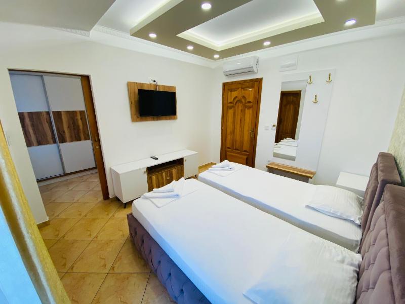 Two-Bedroom Apartment (4 Adults)  with Free Parking and Wi-Fi image 3