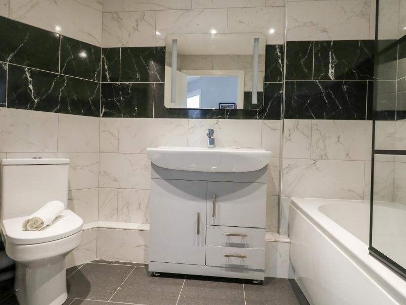 Flat 6 Thornlow Heights - image 18