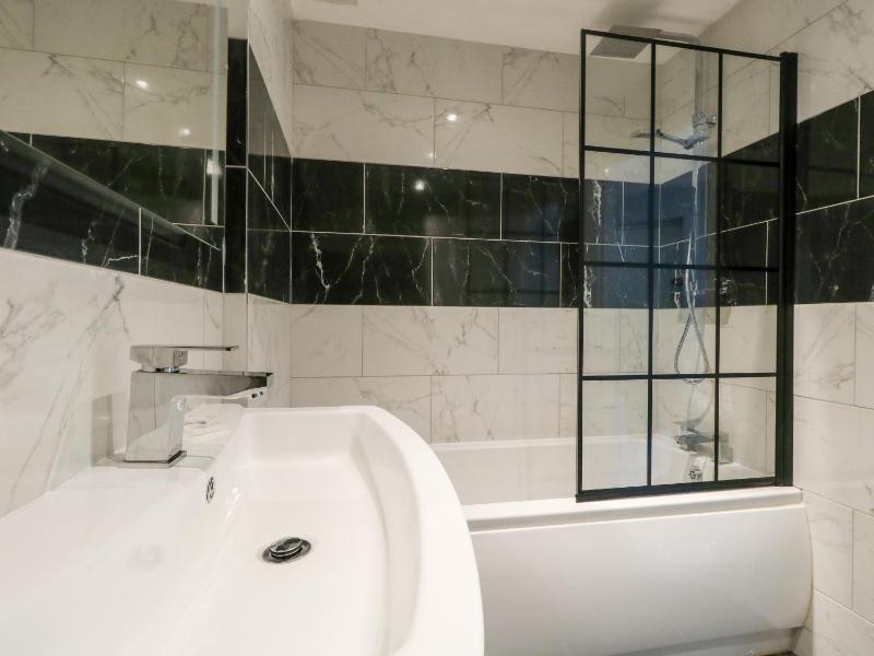 Flat 6 Thornlow Heights - image 26