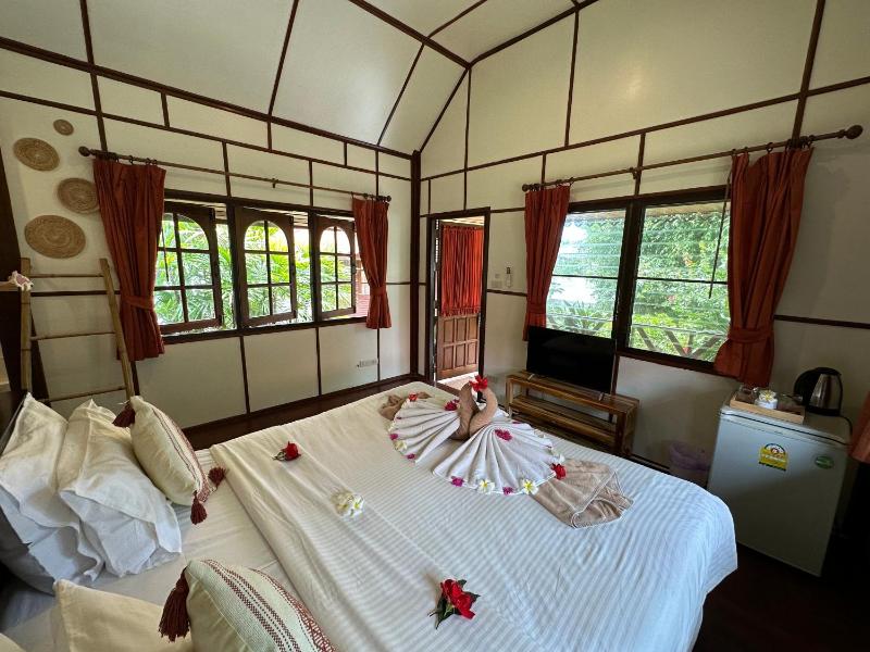 Bangrak Pier Bungalow - image 11