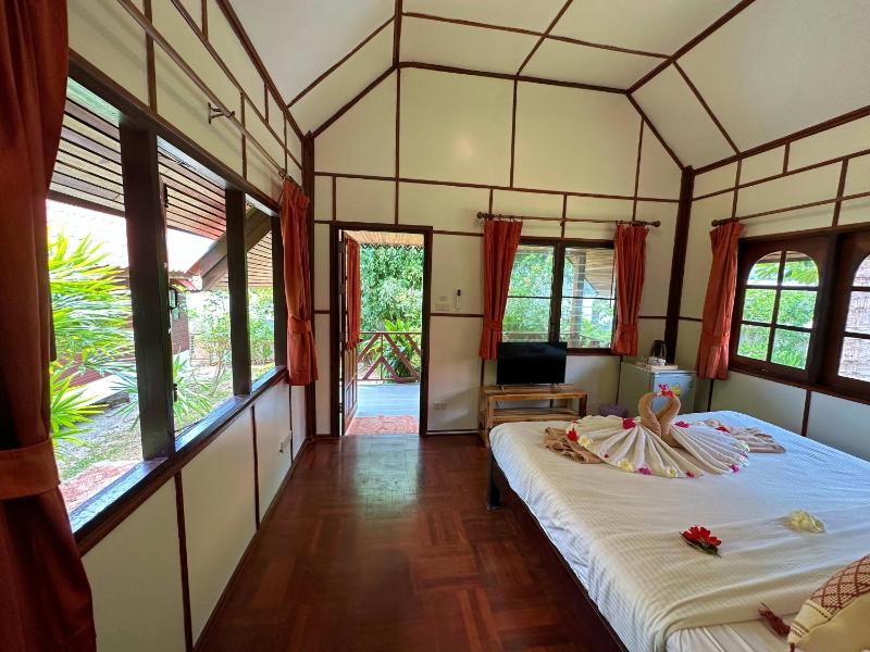 Bangrak Pier Bungalow - image 8