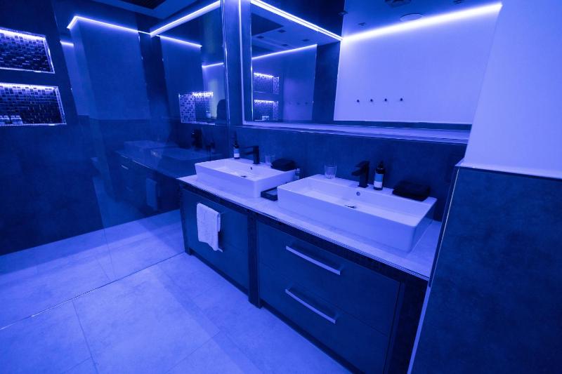 Junior Suite with Balcony image 3
