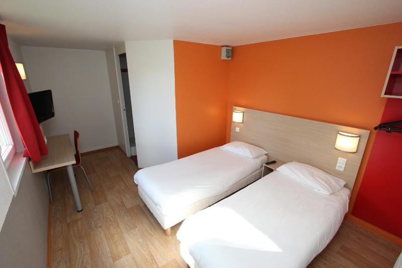 Classic Twin Room image 4
