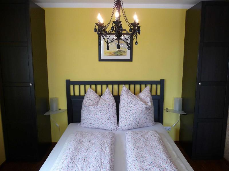 One-Bedroom Apartment with Shower image 1