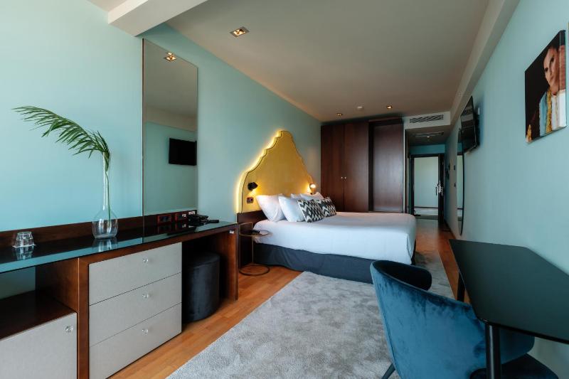 Deluxe Double Room with Balcony image 3