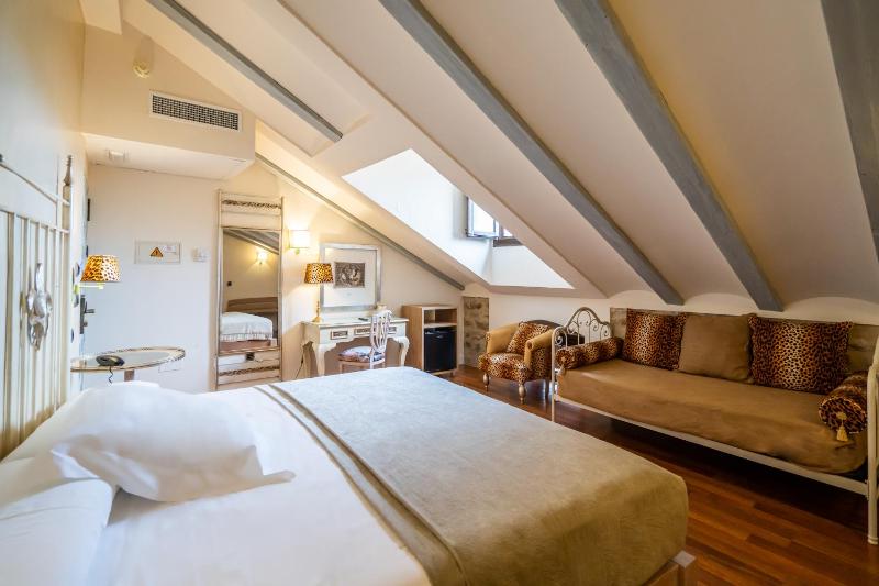 Superior King Room image 4