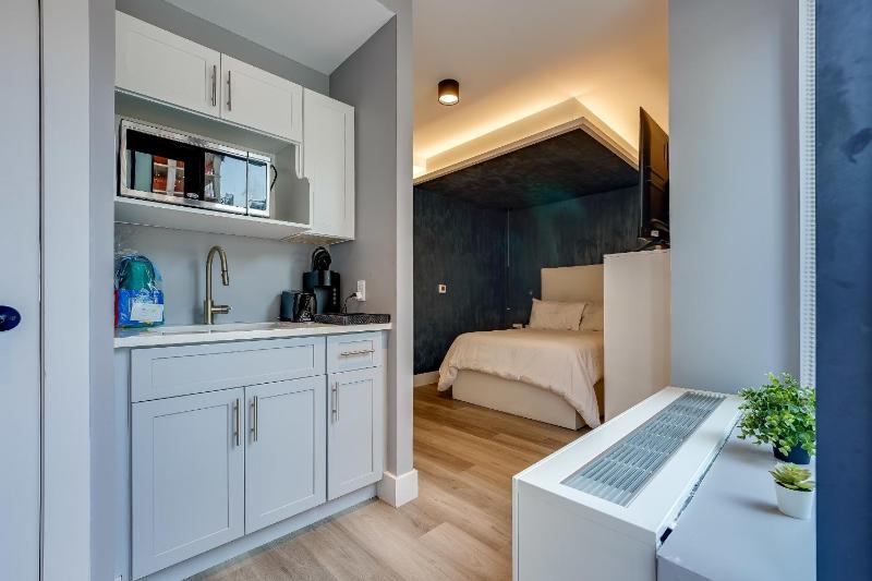 Full Suite, Balcony, Non-Smoking image 1